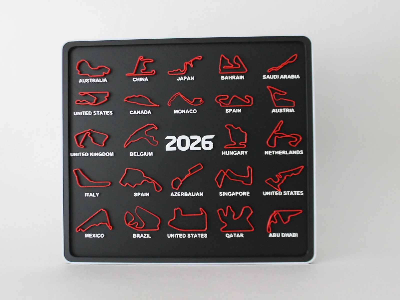 Красный календарь с трассами Формулы‑1 сезона 2026