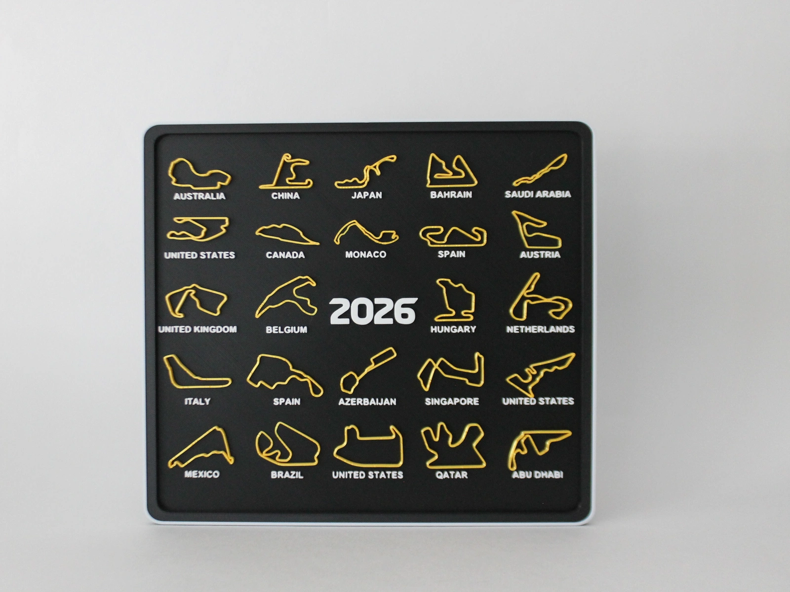 Жёлтый календарь с трассами Формулы‑1 сезона 2026